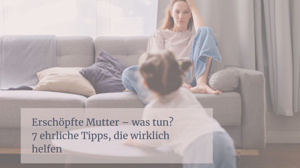 erschöpfte Mutter sitzt auf der Couch – was tun bei Erschöpfung als Mama