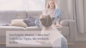 erschöpfte Mutter sitzt auf der Couch – was tun bei Erschöpfung als Mama