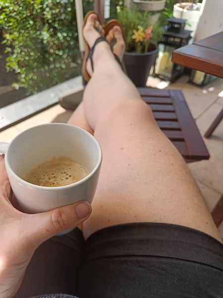 Kurze Kaffeepause auf dem Balkon