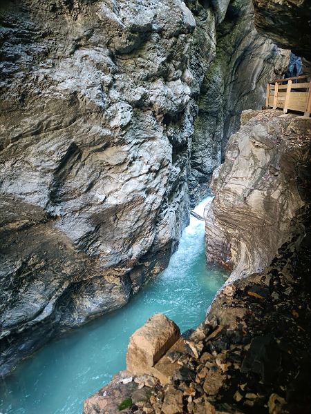Blauer Wasserstrom in der Liechtensteinklamm