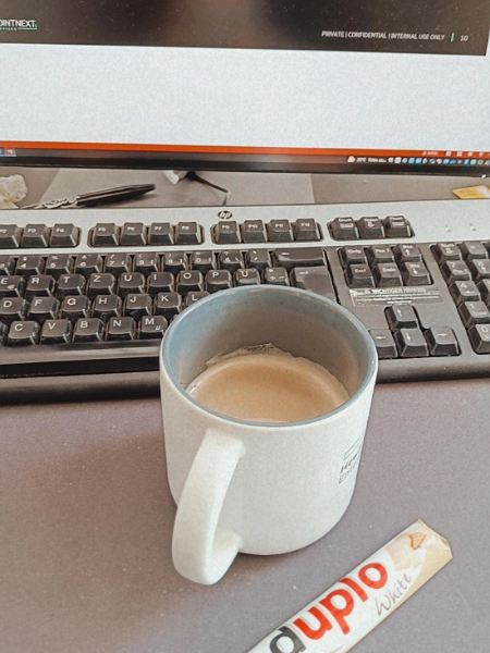 Kaffeetasse vor PC