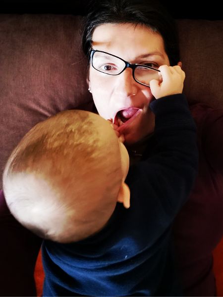 Mama Manja mit Baby, was die Brille runterreißt