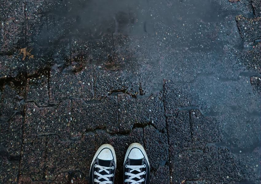 Schuhe auf nassen Boden