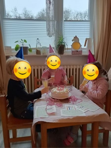Kinder am Geburtstagstisch