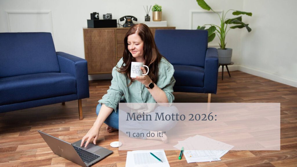 Frau auf dem Boden mit Kaffee in der Hand und Notebook vor sich. Davor "Mein Motto 2026: "I can do it"