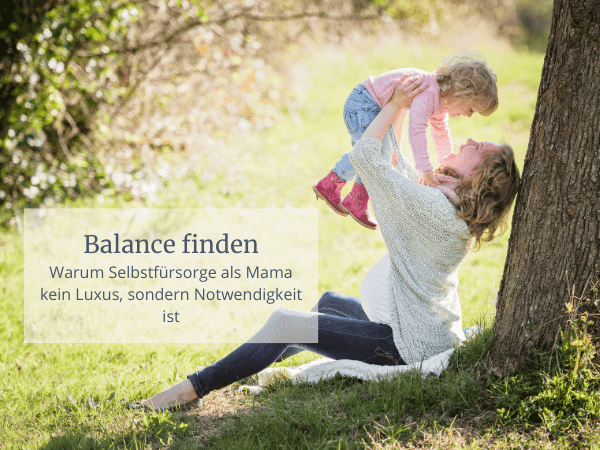 Schwangere Frau mit Kleinkind albern im Park