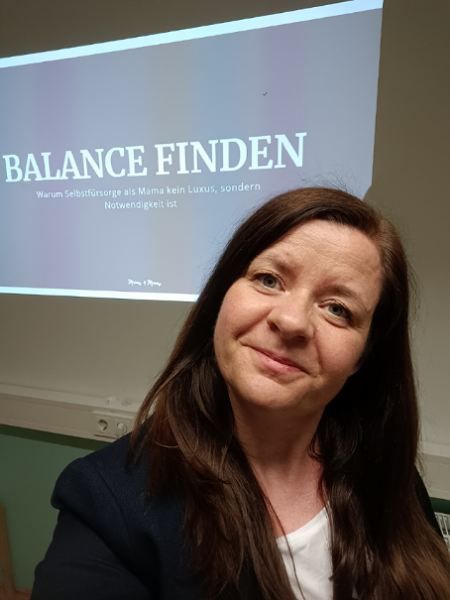 Selfie von Frau vor Leinwand